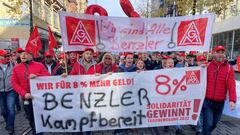 FILE PHOTO: Workers of German car maker Mercedes march during a protest of Germany's industrial IG Metall union for a pay rise of eight percent in Ludwigshafen, Germany, November 16, 2022.    REUTERS/Timm Reichert/File Photo