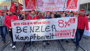 FILE PHOTO: Workers of German car maker Mercedes march during a protest of Germany's industrial IG Metall union for a pay rise of eight percent in Ludwigshafen, Germany, November 16, 2022.    REUTERS/Timm Reichert/File Photo