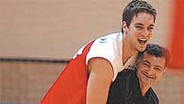 <b>BUEN ROLLO. </b>Gasol y Creus, segundo entrenador, se divierten.