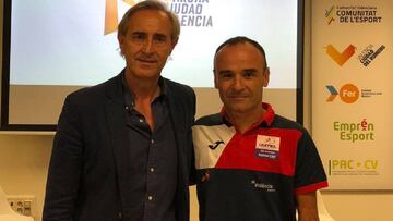 Claudio Chiapucci y Ricardo Ten posan durante la presentaci&oacute;n de la Marcha Ciudad de Valencia.