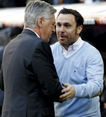 Saludo entre Carlo Ancelotti y Sergio González.