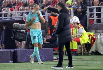 Antwerp (Belgium), 13/12/2023.- Oriol Romeu of Barcelona walks off after being substituted during the UEFA Champions League group stage soccer match between Royal Antwerp and FC Barcelona, in Antwerp, Belgium, 13 December 2023. (Liga de Campeones, Bélgica, Amberes, Roma) EFE/EPA/OLIVIER MATTHYS
