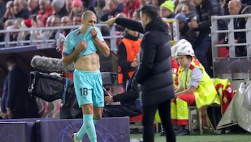 Antwerp (Belgium), 13/12/2023.- Oriol Romeu of Barcelona walks off after being substituted during the UEFA Champions League group stage soccer match between Royal Antwerp and FC Barcelona, in Antwerp, Belgium, 13 December 2023. (Liga de Campeones, Bélgica, Amberes, Roma) EFE/EPA/OLIVIER MATTHYS

