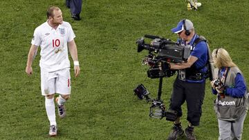 England&#039;s Wayne Rooney (L) talks to the camera at the end of their goalless draw against Algeria at Green Point stadium in Cape Town June 18, 2010.             REUTERS/Oleg Popov (SOUTH AFRICA  - Tags: SPORT SOCCER WORLD CUP)