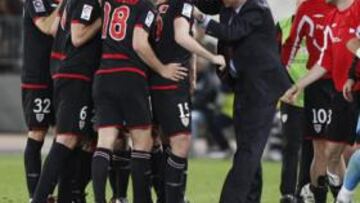 <b>EXULTANTES. </b>Los jugadores del Athletic y Caparrós celebraron así el golazo de Orbaiz.