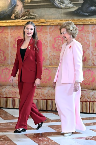 La Princesa Leonor y la Reina Sofía durante la recepción celebrada tras la imposición del Toisón de Oro en el Palacio Real.