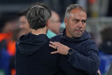 Niko Kovac y Hansi Flick se saludan tras el partido entre Borussia Dortmund y FC Barcelona.