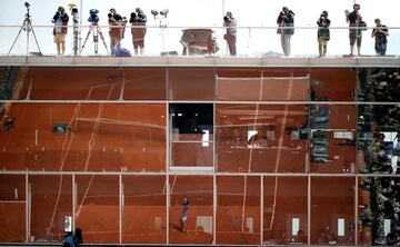 Vista general de los fotógrafos y cámaras en el partido de Caroline García y Karolina Pliskova.