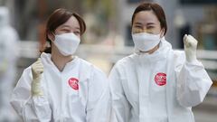 Dos trabajadoras de un hospital de Daegu, uno de los dos epicentros del coronavirus en Corea del Sur.