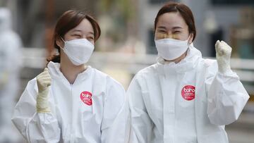 Dos trabajadoras de un hospital de Daegu, uno de los dos epicentros del coronavirus en Corea del Sur.