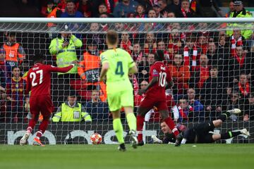 1-0. Divock Origi marcó el primer gol.