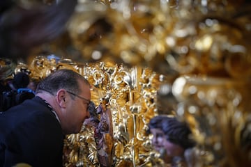La hermandad de Santa Genoveva, a su paso por la Plaza de España, durante su estación de penitencia el Lunes Santo en Sevilla.
