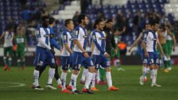 Los jugadores del Espanyol se marchan cabizbajos al final del encuentro ante el Elche, entre tristes y resignados.