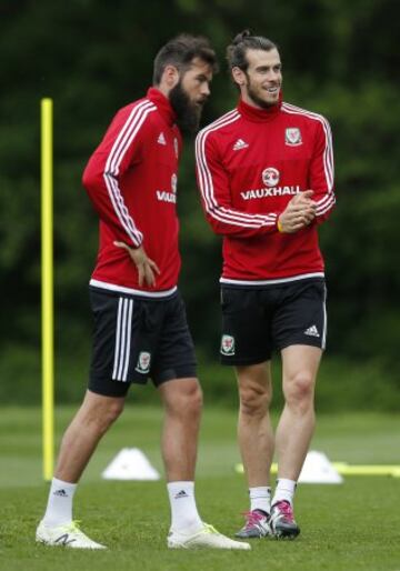 Joe Ledley y Gareth Bale.