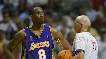 Kobe Bryant recibe una técnica por parte del árbitro Dick Bavetta durante las Finales.