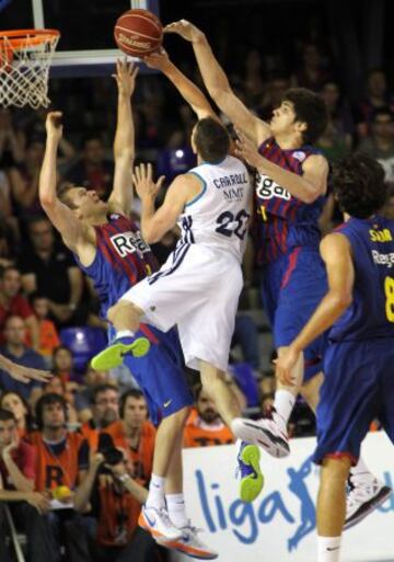 Jaycee Carroll entra a canasta ante Oleson y Todorovic.