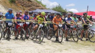 Debido a su orografía, países naturales y biodiversidad, Oaxaca es un destino predilecto para los amantes del deporte de aventura. El ciclismo de montaña es practicado, sobre todo, en la Sierra Norte y la Sierra Mixteca; los ríos y bahías de la costa son un buen sitio para hacer kayak, en especial las bahías de San Agustín y Santa Cruz y el río Copalita; y el buceo es una actividad común en las aguas de Puerto Escondido y Huatulco.