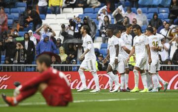 Real Madrid 2-0 Levante | Postigo la tocó de cabeza y el balón le cayó a James. El colombiano se la dio a Benzema, que llegó en profundidad, y el francés controló con un pie y definió con el otro. 

