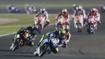 Rossi liderando el GP de Qatar 2015.