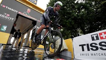 El ciclista austriaco Bernhard Eisel toma la salida en la crono inaugural del Tour de Francia 2017.