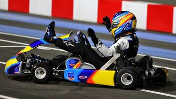 Fernando Alonso, con un kart. Abu Dhabi, F1 2021.