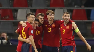 España jugó muy bien y remató mejor