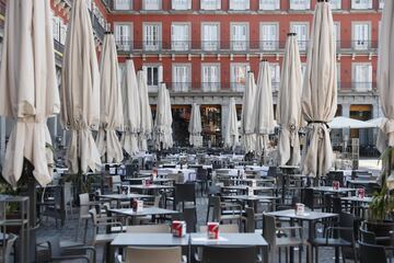 Terraza vacía situada en la Plaza Mayor.