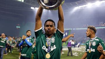 Soccer Football - Brasileiro Championship - Palmeiras v America Mineiro - Allianz Parque, Sao Paulo, Brazil - November 9, 2022 Palmeiras' Endrick celebrates with the trophy after winning the Brasileiro Championship REUTERS/Amanda Perobelli