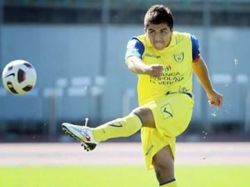 En el 2010, con sólo 18 años, dejó Colo Colo para probar suerte en el Chievo Verona. También pasó por Triestina. Luego regresó a San Luis.