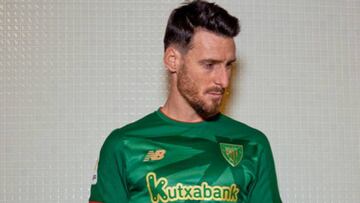 Aduriz con la camiseta del año que viene.