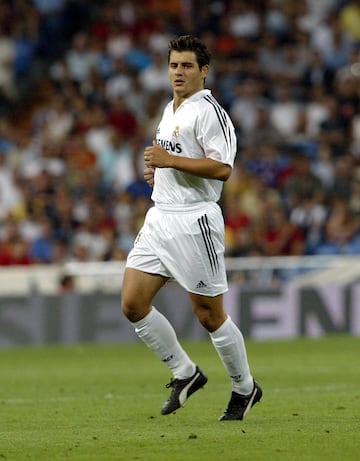 Jugó en el filial del Real Madrid desde 2003 hasta 2005. 