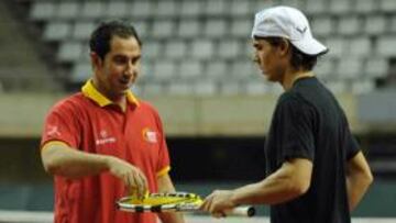 CASI A PUNTO. Rafa Nadal y Fernando Verdasco ultimas su recuperación, adaptación y puesta a punto para la final de la Copa Davis bajo la atenta y cómplice mirada de Albert Costa.
