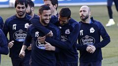 Celso Borges, que hoy regresa al once inicial, bromea con Florin Andone durante el entrenamiento de ayer en Riazor.