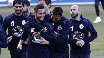 Celso Borges, que hoy regresa al once inicial, bromea con Florin Andone durante el entrenamiento de ayer en Riazor.