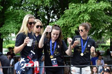 La selección femenil de Estados Unidos se coronó el domingo al vencer en la final del Mundial a Holanda. Hoy desfilaron en las calles de Broadway, New York.