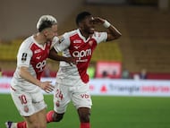 Monaco's Ivorian forward #24 Simon Adingra (R) celebrates with teammate Monaco's Russian midfielder #10 Aleksandr Golovin after scoring his team's second goal during the French L1 football match between AS Monaco and SCO Angers at the Louis II Stadium (Stade Louis II) in the Principality of Monaco on February 28, 2026. (Photo by Valery HACHE / AFP)