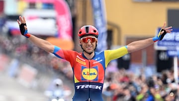 Carlos Verona celebra su triunfo en el Giro en Asiago.