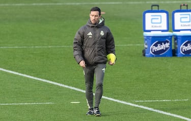 Julián Carmona, entrenador asistente, durante el entrenamiento del Real Madrid.