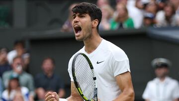 Wimbledon (United Kingdom), 07/07/2024.- Carlos Alcaraz of Spain celebrates after winning a game during his Men's Singles 4th round match against Ugo Humbert of France at the Wimbledon Championships, Wimbledon, Britain, 07 July 2024. (Tenis, Francia, España, Reino Unido) EFE/EPA/ADAM VAUGHAN EDITORIAL USE ONLY
