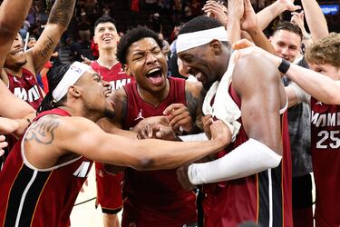 Los jugadores de Miami Heat celebran con Adebayo que haya conseguido 83 puntos en pun aprtido, superado la marca de 82 puntos de Kobe Bryant y consiguiendo así la segunda mejor marca de puntos en un patido en toda la historia de la NBA.