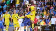 GETAFE, SPAIN - NOVEMBER 05: Enes Unal of Getafe CF competes for the ball with Luis Hernandez of Cadiz CF during the LaLiga Santander match between Getafe CF and Cadiz CF at Coliseum Alfonso Perez on November 05, 2022 in Getafe, Spain. (Photo by Angel Martinez/Getty Images)