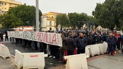 Aficionados del Sevilla protestan.
