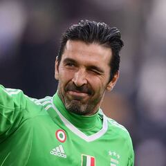 Buffon impone una cláusula a la Juve para superar a Maldini