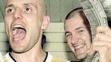 <b>ÚLTIMO TÍTULO. </b>Djordjevic y Herreros celebran la Liga de 2000, en la que se adelantaron 0-1 en el Palau.