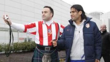 <b>FANÁTICO. </b>Scott Meechan, aficionado rojiblanco escocés, esperó de esta guisa a su ídolo Falcao en el aeropuerto de Glasgow.