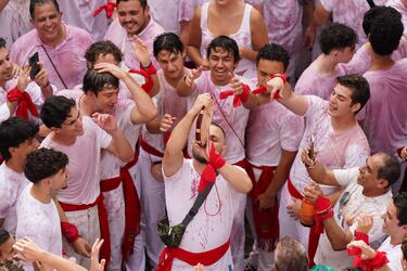 Personas se reúnen para celebrar durante el "Chupinazo", que marca el inicio oficial de las Fiestas de San Fermín en la Plaza Consistorial, frente al Ayuntamiento de Pamplona