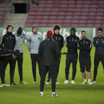 A diferencia de lo que pasó en la ida, Blanc tiene a su entera disposición a la totalidad de su plantilla. Por tanto, el técnico francés puede escoger entre alinear a un centro del campo técnico con Pastore o uno más guerrero como Verrati.