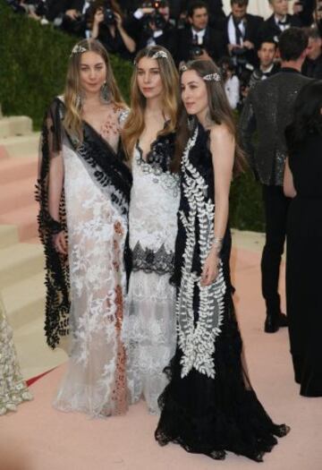 Nueva York, 2/05/2016, Las componentes del grupo musical estadounidense The Haim Sisters Este, Danielle y Alana Haim