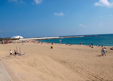 Está ubicada en el barrio de Diagonal Mar y el Frente Marítimo del Poblenou, y cuenta con una longitud de más de 370 metros. Es una playa artificial que se creó con la retirada del rompeolas de la Rambla de Prim y la construcción de la plataforma que estaba reservada para el zoo marino. Es la única playa en la que está permitido el baño de perros en verano.