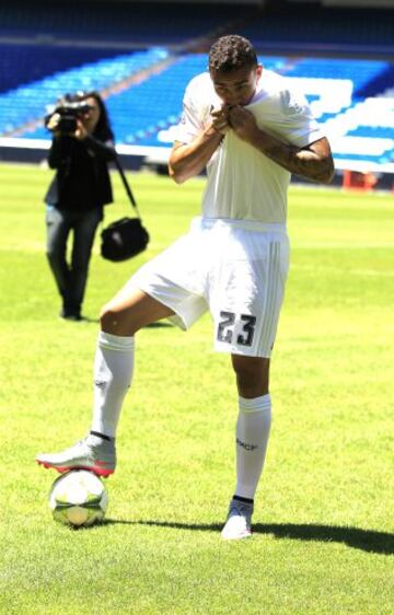 El lateral derecho brasileño Danilo Luiz Da Silva durante su presentación hoy como nuevo jugador del Real Madrid, en el estadio Santiago Bernabeu. 